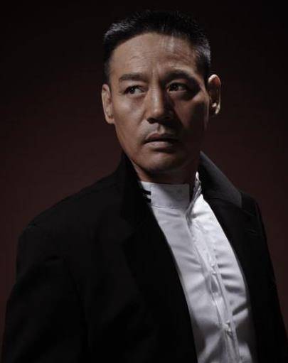 老戏骨巍子,离婚时净身出户,后与史兰芽相恋,如今儿子