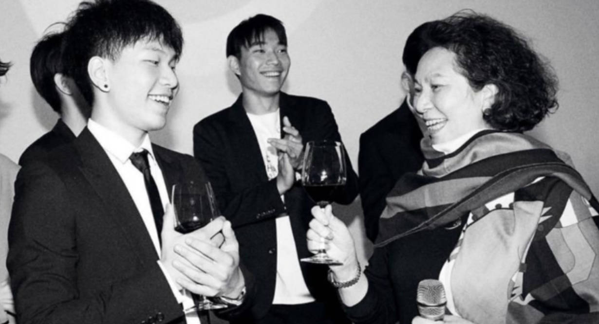陈坤儿子长大了,侧颜看起来也很帅,气质这块"拿捏"的死死的?_陈尊佑