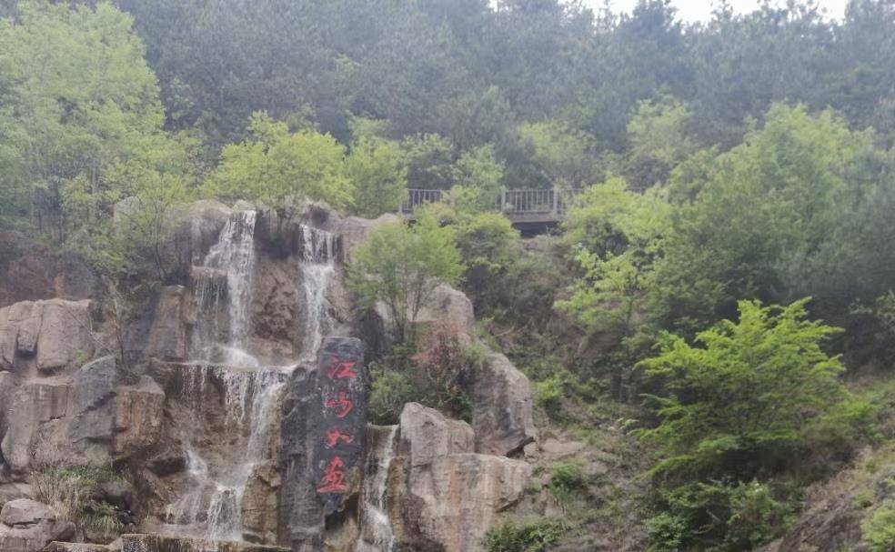 西安附近秦岭一景区,满山石林飞瀑,还有一玻璃栈道,游客很少知