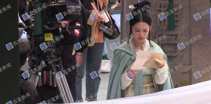 李沁拍摄古装新戏遭路透,似是过度疲惫猛转眼睛状态不