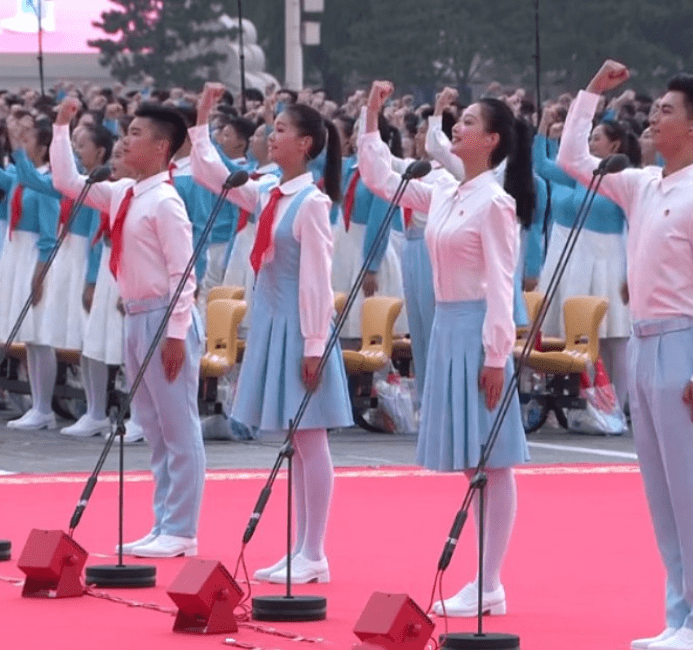 彭友馨和姚牧晨都是小学生,彭友馨在成为领诵员之