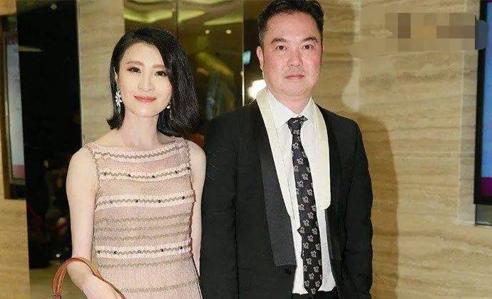 刘恺威为林峯堂妹庆生,两人贴脸搂肩显亲密,未见女方老公