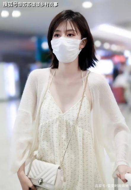 乔欣终于放开了,穿睡裙搭配透纱衫亮相机场,别说,效果