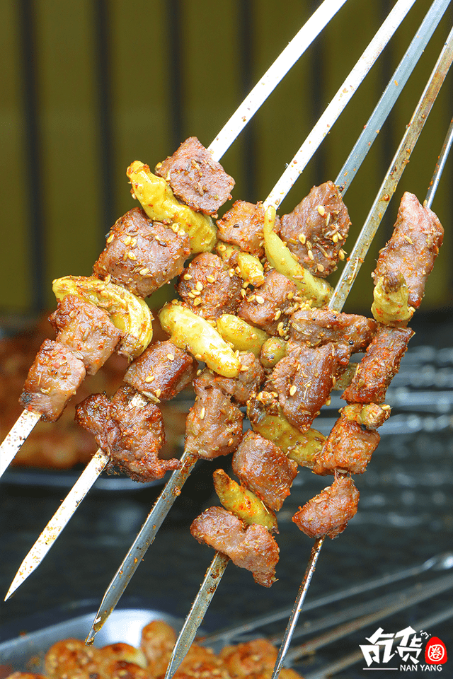 泡椒牛肉东北的烤串有点重口味:咸,香,辣,孜然颗粒饱满味足.