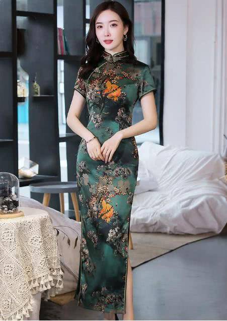50岁女人要穿得优雅得体,少不了今年流行的旗袍裙,美得惊艳