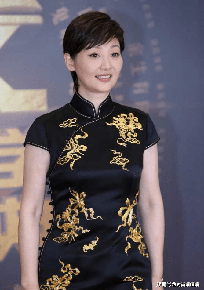 54岁徐帆身材发福,照样"穿紧身"秀曲线,旗袍显瘦和她学就对了