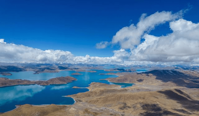 这是在鲁日拉观景台俯瞰西藏三大圣湖之一,美丽的羊卓雍错.