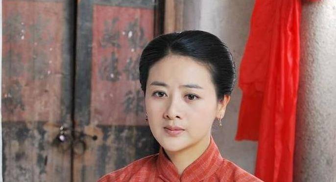 曾因一部剧成名,二婚后为姐弟恋淡出娱乐圈,如今丈夫走红_李琳