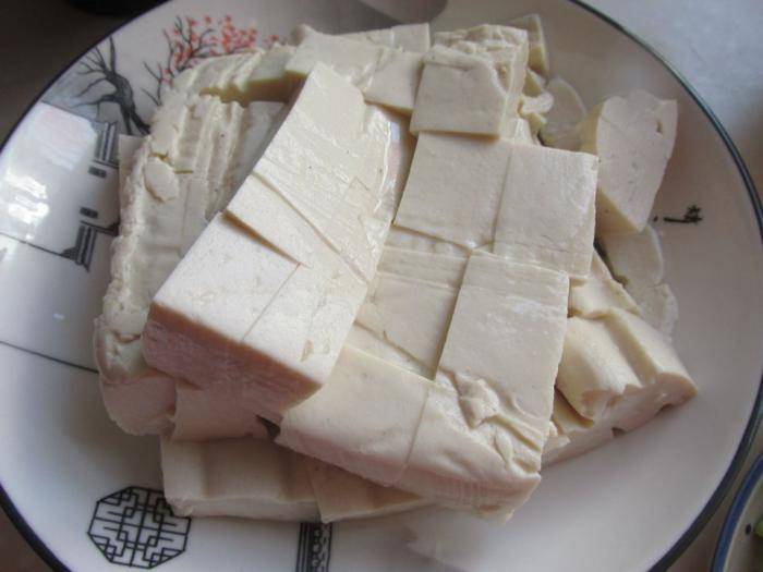 第一步:内酯豆腐一块,用刀切成2厘米的方块备用,内酯豆腐吃起来特别的