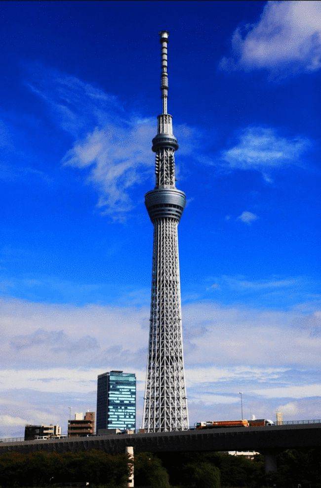 东京塔是东京的一个标志性的建筑物.而且东京塔是可以上去的.