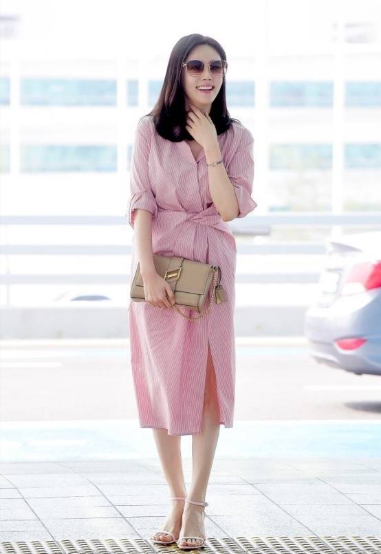 秋瓷炫现身机场,粉色条纹裙温婉俏丽,生子之后身材