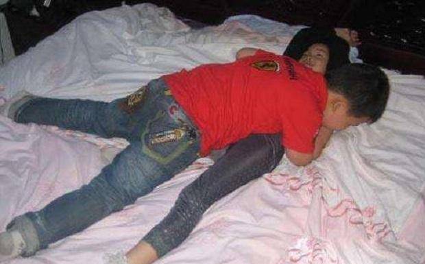 三观尽毁:10岁男孩地铁上看到穿着暴露女孩,当众把手伸向私处