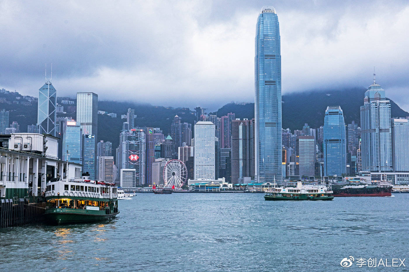 推荐理由:香港的天星小轮,来往香港岛及九龙半岛之间,穿梭于维多利亚