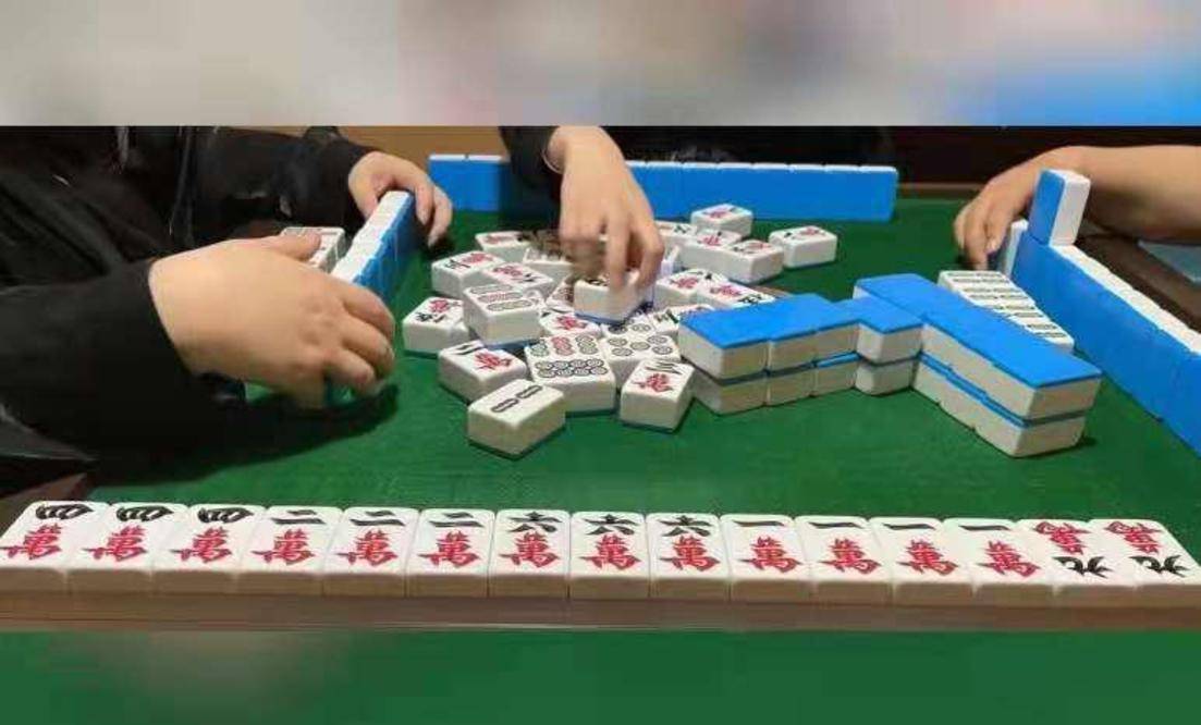 原创打麻将摸到杠上花!四川女子胡牌太激动,直接上了救护车