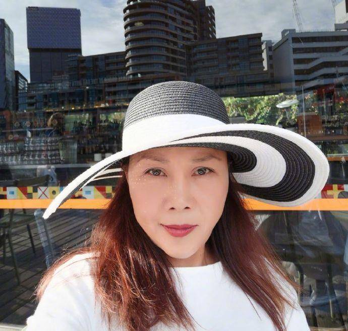 田震晒旅游照,现实版丰乳肥臀?定居国外久病痊愈?_照片