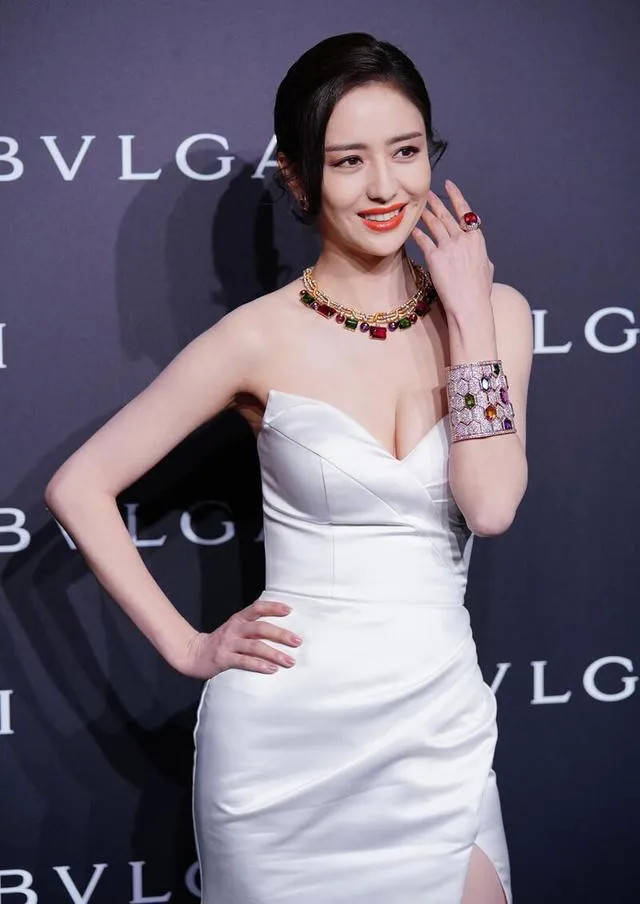 佟丽娅离婚后,首次代言内衣照曝光,身材妩媚迷人,性感