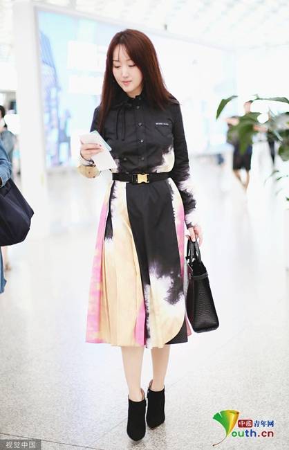 杨钰莹穿水墨渐变套裙靓丽 长发披肩一路摇曳生姿