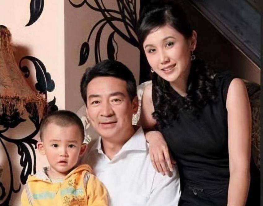 "黑豹子"寇振海:老来得子笑开花,和小21岁妻子幸福生活!