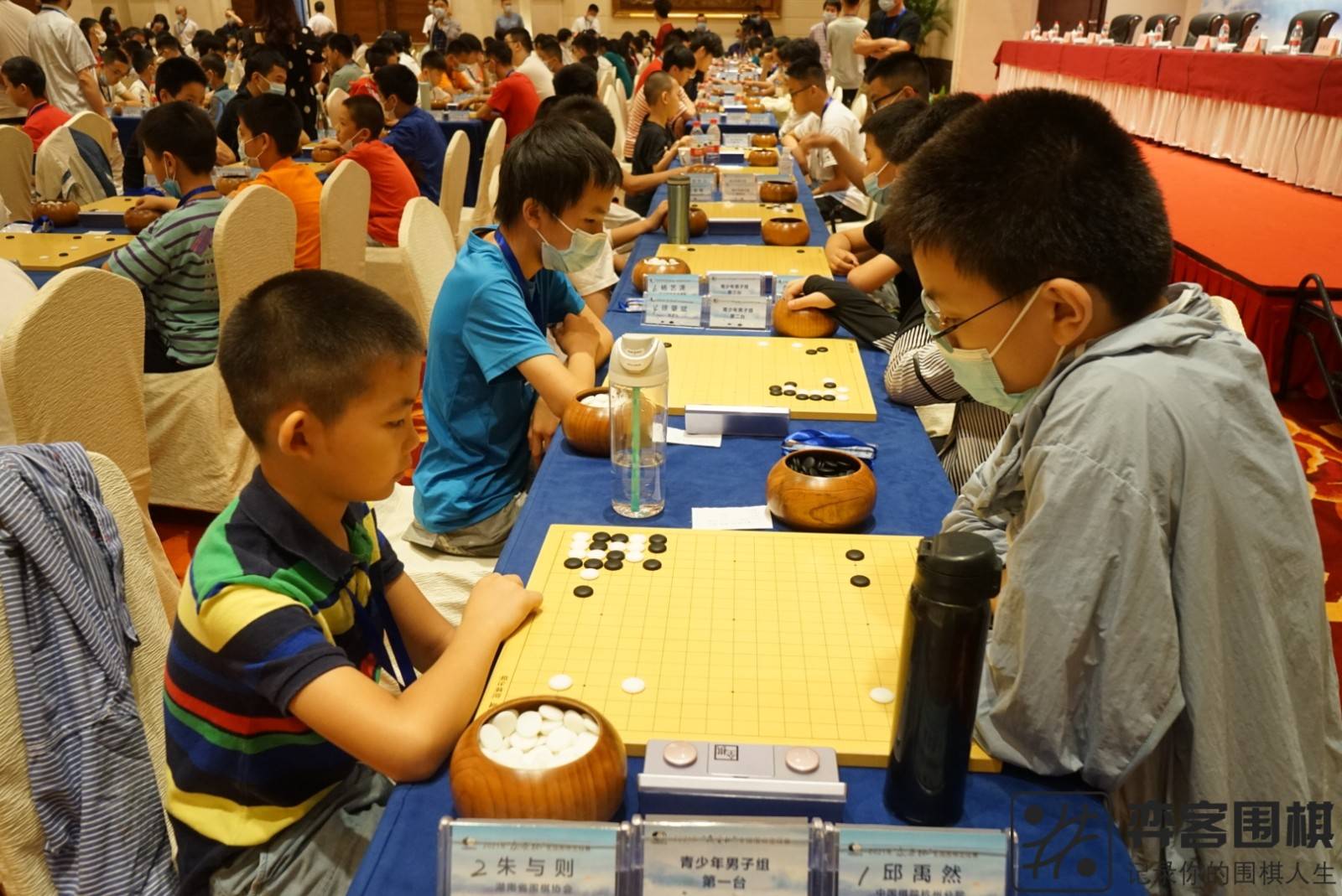 定段赛首日战罢110位青少年棋手2连胜赢得开门红