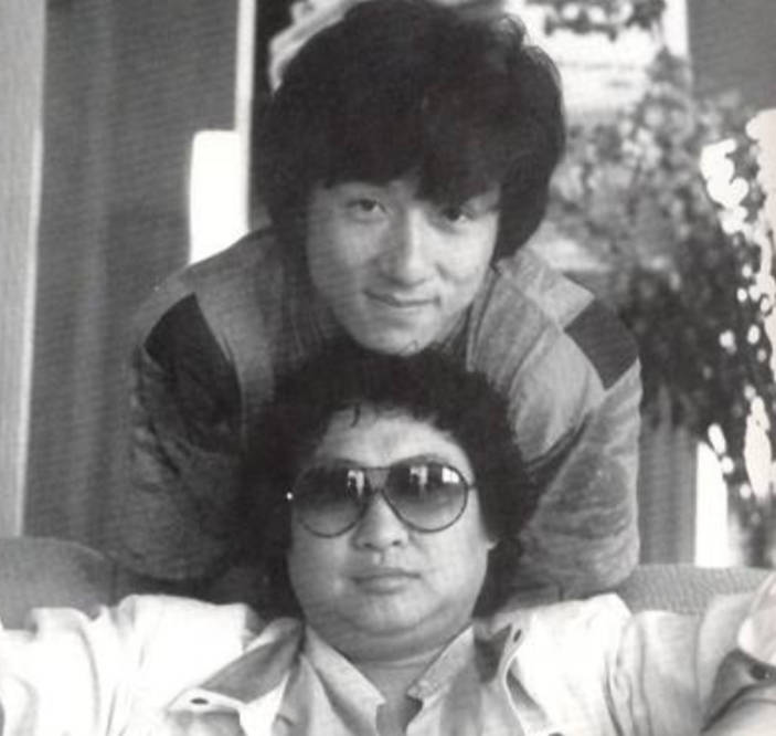 原创68岁洪金宝近照瘦到脱相谭咏麟前去探望相差一岁差别明显