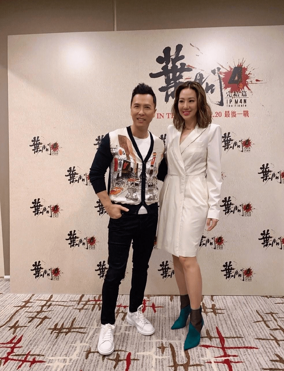 甄子丹老婆汪诗诗身材绝了!穿挂脖无袖连衣裙出席活动