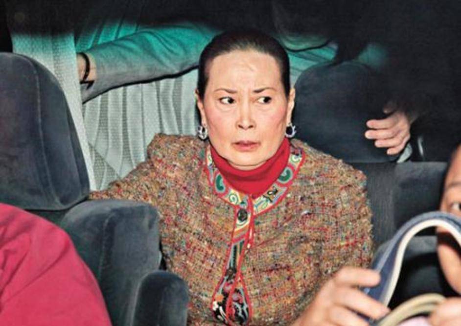 生三个儿子的梁安琪,为何输给生一子的蓝琼缨?只因她的靠山很强!