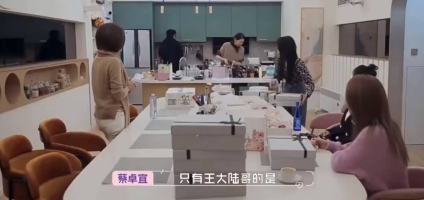 原创蔡卓宜给王大陆送特定礼物,女嘉宾却随机送,难怪两人能在一起!