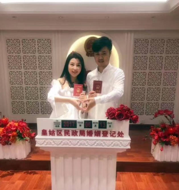 2017年7月16日,金鸿鸣和交往多年的女友王鹤凝,在沈阳, 辽宁举行婚礼