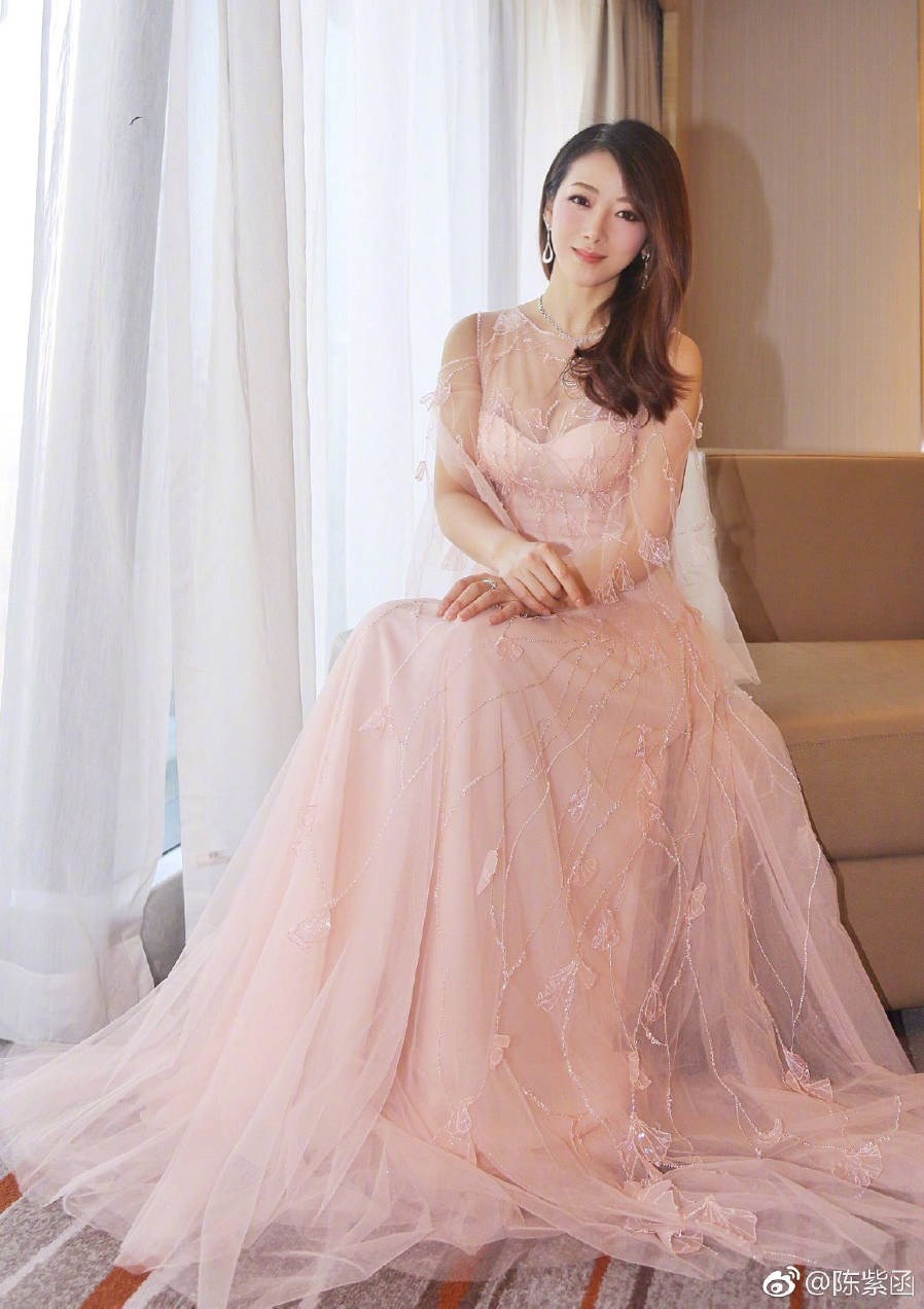 陈紫函一袭粉色纱裙搭配侧分长发,看着哪像44岁?