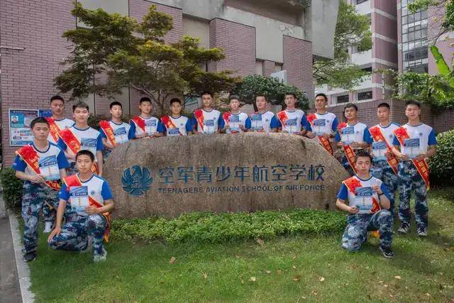 有17名空军飞行学员从江苏省南通中学起飞_航空