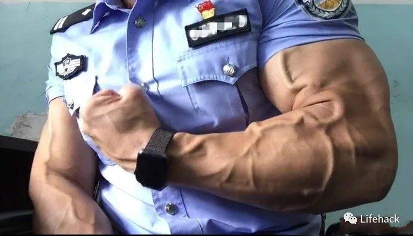 39岁男警察身材照被曝光撸铁15年成肌肉巨无霸罪犯都不敢惹他