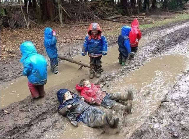 小孩不妨脏着养让孩子玩泥巴跳水坑其实也有好处