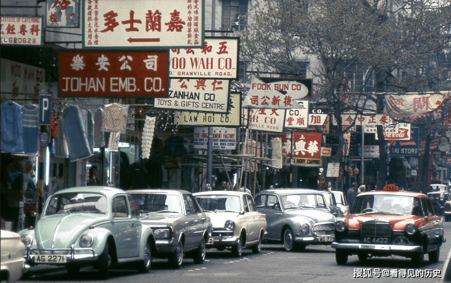 加连威老道上行走的老爷车,街头上满是各式各样的招牌.