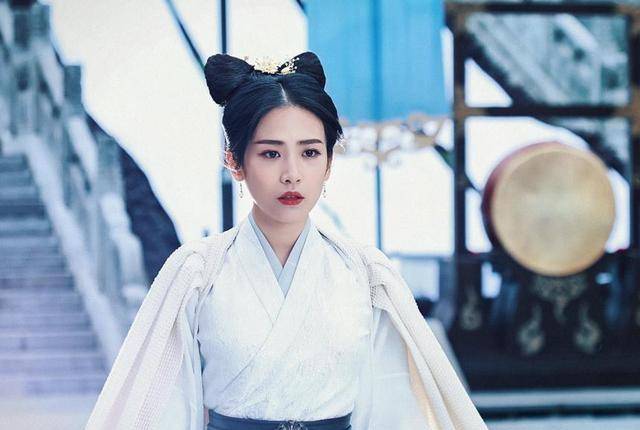 原创还记得《庆余年》中的女帝战豆豆吗?脱下龙袍的她