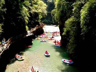 全国百家媒体贵州行走进清凉桐梓水银河大峡谷景区
