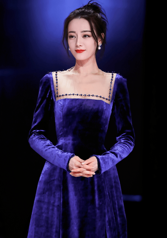 原创迪丽热巴人美又会穿一袭宝蓝色丝绒长裙高贵典雅高级时髦