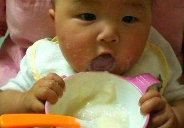 6个月后宝宝晚上频繁醒来吃奶,不一定是饿,更可能是这5个原因