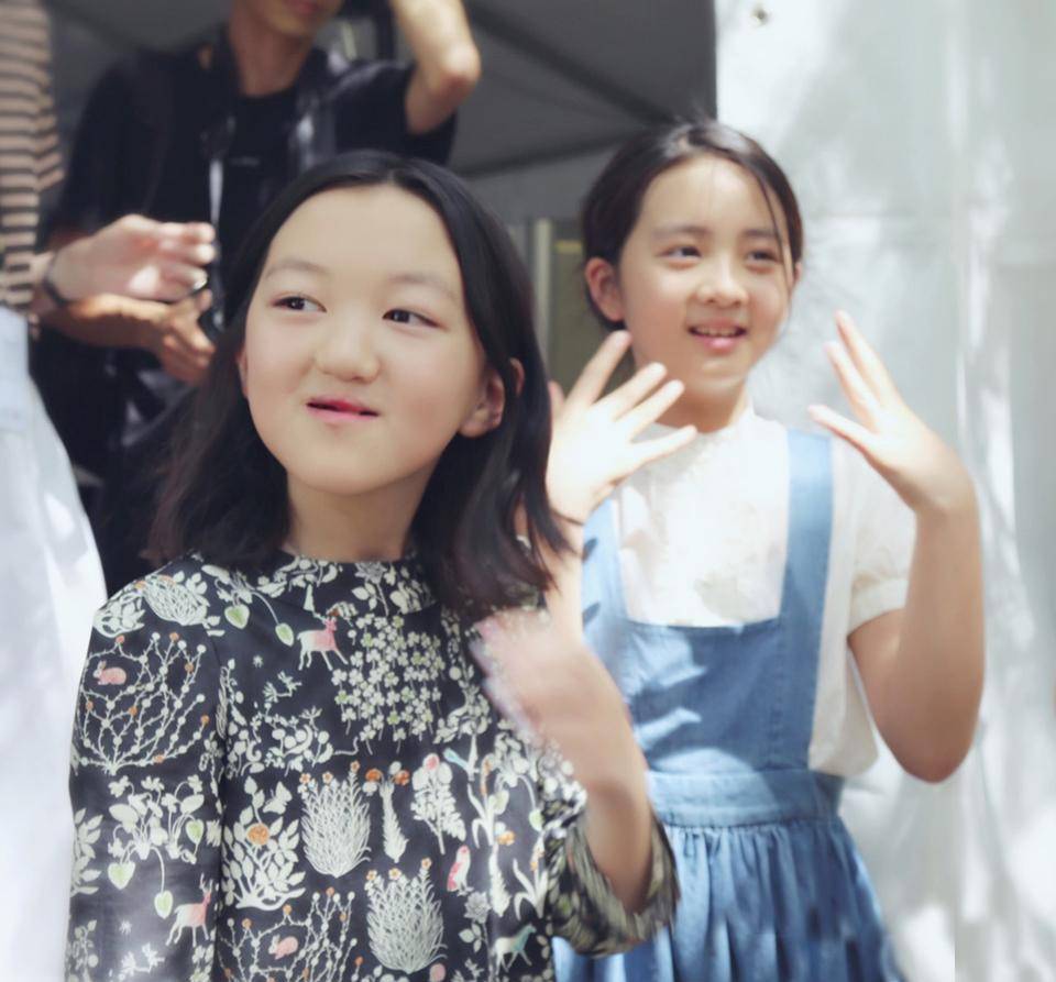原创14岁李嫣美照曝光,不再有意遮挡嘴唇,王菲李亚鹏多年付出没白费