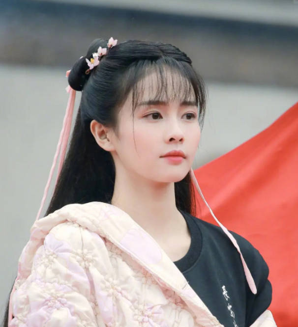 现在造型师越来越差,服装造型统一批发,不按个人特点设计,比较敷衍,不