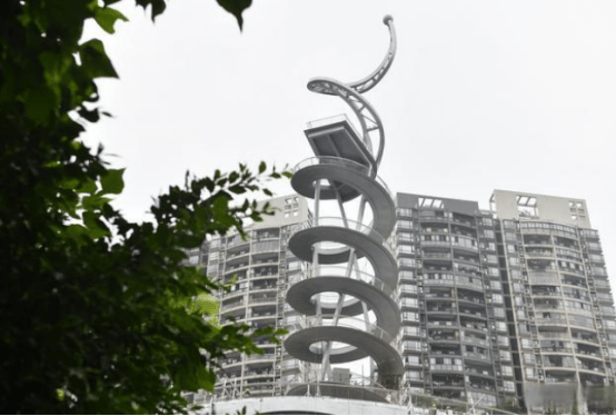 重庆金辉比轻轨穿楼还奇特九龙坡这个旋转天梯要火