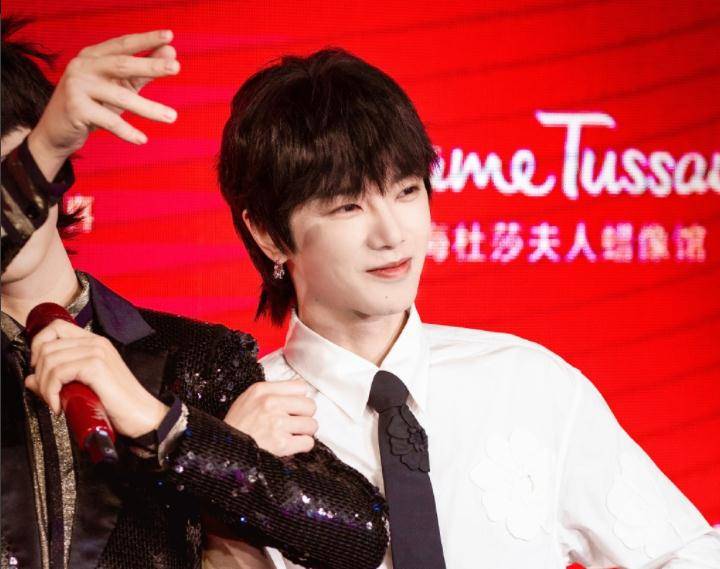 原创华晨宇入驻蜡像馆,真人假人站一起傻傻分不清,直播时的脸成焦点