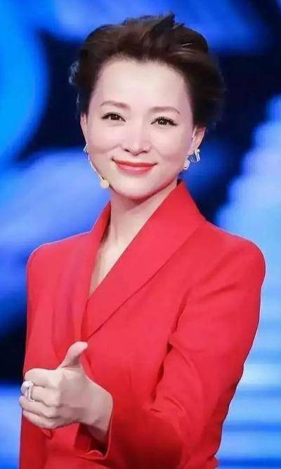 近日,深陷"国籍风波"的董卿又有了新的消息.
