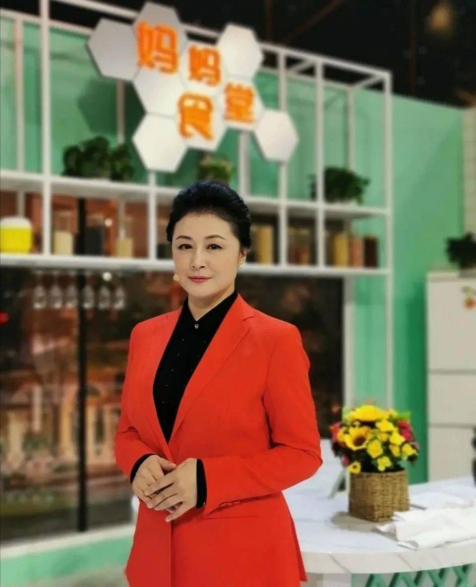 原创于月仙晒老公合影,穿戏服打扮土气,但现实中气质高雅像个贵妇!