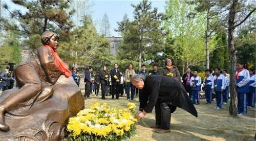 74年前,她的生命永远停留在18岁,仅一张黑白照片存世