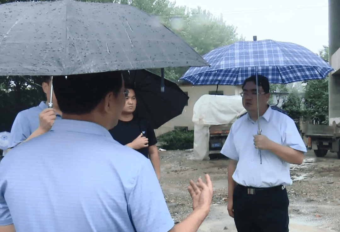 在城郊乡董店村,宋兴哲详细了解了该村防汛救灾工