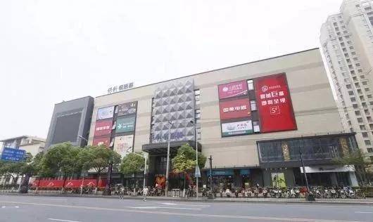 大润发商场 商业方面,泗泾地铁站南面比较热闹, 有 三湘商业广场