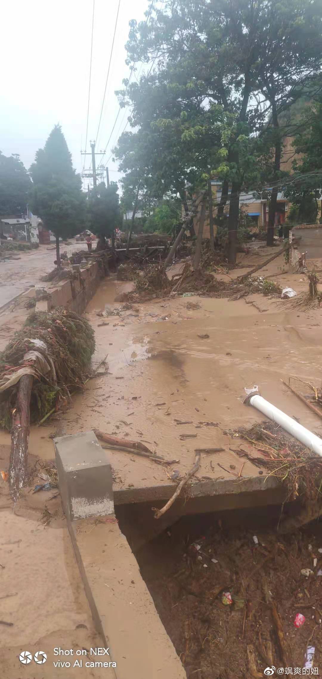 暴雨下的河南农村灾情荥阳泥石流冲走一家7口4个月婴儿被救出