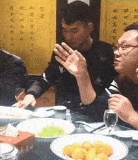 原创搞笑gif红酒对瓶吹我感觉你在不尊重我