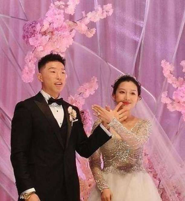 "烧饼"那么丑,是怎么娶到这么漂亮老婆的?_郭柯彤