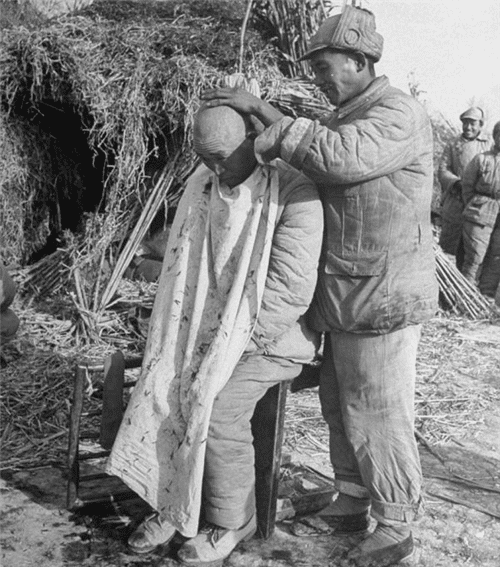 原创1948年淮海战役国军旧照士兵看军官吃肉女兵抽着烟满脸愁容